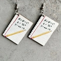 Detalle de pendientes de madera con forma de libro, fórmulas matemáticas y lápices - Cuaderno y Fórmulas Matemáticas