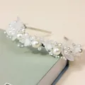Diadema de flores y perlas blancas para niñas con pétalos y cuentas hechos a mano - Diadema Floral Blanca