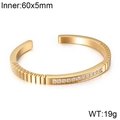 Brazalete en C de acero de titanio dorado con circonitas y detalles grabados laterales - Dorado (KB73678-K)