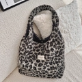 Détail du sac cabas en fausse fourrure léopard avec fermoir magnétique et texture douce - Sac de style gilet / Gris