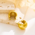 Detailaufnahme der polierten goldenen gedrehten Creolen mit gebürsteter Metallinnenfläche - E123 Runde Kugel/Stromlinienförmiger Wassertropfen