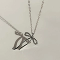 Dettaglio della collana a fiocco argento con cristalli e ombra nitida su sfondo bianco puro - Fiocco con Nappine / Collana d'Argento