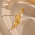 Vergoldeter Kleeblatt Armreif mit funkelndem Zirkon auf hochwertigem Champagner Seidenhintergrund - Zirkonia-Klee-Stil (128 Gold) / Gold