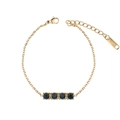 Dettaglio di un bracciale dorato con quattro pietre blu scuro tonde e chiusura a moschettone - Stile Pietra Preziosa Blu (B2028-GO-B)