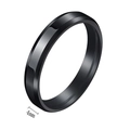 Dettaglio di un anello nero in acciaio inossidabile da 4 mm con finitura spazzolata opaca - US 6 / 4mm / Nero