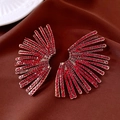 Vue détaillée des boucles d'oreilles en éventail avec strass rouges et base dorée - Style Strass Rouge Base Dorée