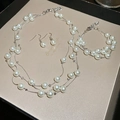 Dettaglio di un set francese di collana di perle a strati, bracciale e orecchini eleganti - Set da 3 Pezzi di Perle Multistrato - Collana+Bracciale+Orecchini (Bianco)