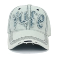 Dettaglio del cappellino da baseball in denim azzurro con patch YUFE e visiera usurata - Regolabile / Applique di Lettere YUFE / Blu e Bianco