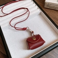 Detail der roten Leder-Halskettentasche mit goldenem Knopf und Clip auf Schmucktablett - 12# Weinrot Leder Münzbörse Halskette