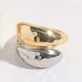 Brede tweekleurige goud en zilveren ring met een modern gehamerd oppervlak - Gehamerde onregelmatige brede band / Goud en Zilver