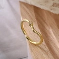 Anillo minimalista de cobre bañado en oro de 18K con circón sobre base de madera - Abierto Ajustable / Dorado Con Circonita Blanca Única (13789)