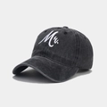 Détail de la broderie blanche Mr. sur la casquette en coton délavé gris foncé - Réglable / MR Noir