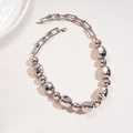 Dettaglio di perle metalliche argentate e maglie rettangolari con chiusura a moschettone - Argento