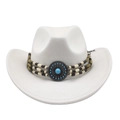 Détail du chapeau de cowboy en daim blanc avec boucle turquoise et bande perlée - M (56-59cm) / Beige (Suède)