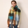 Écharpe à carreaux en imitation cachemire avec motifs colorés et franges sur un mannequin - Carreaux Gris Bleu