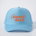 Casquette trucker bleu clair avec motif Sunny Days orange et filet respirant - Tout Bleu Ciel