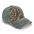 Détail de l'écusson léopard et coutures en zigzag rouges sur casquette en denim délavé - Taille unique / gris foncé