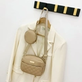 Beige Umhängetasche mit Rautenmuster und rundem Münzfach an weißem Blazer - Khaki