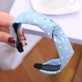 Cerchietto celeste a pois bianchi con nodo superiore in morbido tessuto per donna - Blu chiaro a pois bianchi annodato