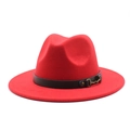 Détail d'un chapeau fedora rouge en laine avec ruban en cuir et boucle métallique - M(56-58cm) / Rouge