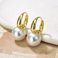 Eleganti orecchini a cerchio dorati con perle bianche tonde in stile minimalista - Oro