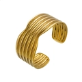Détail d'un large bracelet doré avec des textures de vagues verticales sur acier - Style Plissé Ondulé