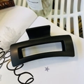 Grande molletta per capelli quadrata nero opaco su un libro con sfondo minimalista - 12.5CM / Nero Opaco