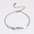 Detalle de pulsera de corazón en acero inoxidable plateado con cierre de langosta y cadena - Color Acero