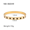 Vue détaillée du bracelet émaillé cœur plaqué or 18K, diamètre 5,8 cm et largeur 0,6 cm - Style Cœur Noir et Blanc (NB-B6049)