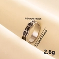 Bague ajustable argentée avec émail noir et dimensions détaillées du produit - Style à Carreaux Noir Argent (J635-S-B)