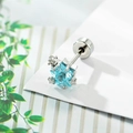 Orecchino a stella in argento con gemma blu centrale e piccoli dettagli a forma di stella - Blu Mare Chiaro