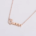 Primer plano de un colgante Queen en oro rosa con piedras de circonita clara - Oro rosa