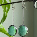 Pendientes largos vintage con piedras ovaladas verdes y acabado de metal con textura - Estilo Piedra Verde Geométrica (S693)