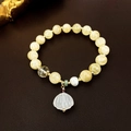Detail van kralenarmband met gele natuurstenen, parel en schelphanger op leer - 2# Lichtgeel Zoetwaterparel Stijl
