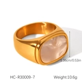 Macro-detail van brede gouden roestvrijstalen ring met rechthoekige schelp-inleg - Gouden Rechthoek Moeder Van Parel Zegel Stijl (HC-R30009-7)