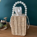Detalle del bolso de ratán tejido a mano con asa de perlas y forro beige con cordón - Rectangular con asa rígida