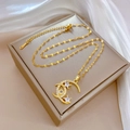 Vue détaillée du collier doré avec pendentif étoile et lune serti de zircons blancs - Style Pendentif Étoile Lune Doré(F430)