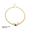 Vista detallada del collar de cadena de serpiente dorada con circonita de corazón verde - Collar con Gema de Corazón Verde (TN3277-GN)