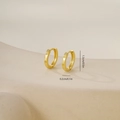 Dettaglio di orecchini a cerchio dorati da 1,3 cm con motivo a vite su base in pietra - Un Paio / Stile Trama Testa di Vite-Oro (E071325k4)