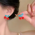 Orecchini fatti a mano con perline a fiocco e ciliegia in blu e rosso vivace - Stile con perline ciliegia rossa fiocco blu (37#)