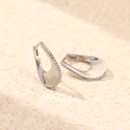 Eleganti orecchini a cerchio a U in argento S925 con una fila di cristalli pavé - Oro Bianco