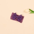 Primer plano de diadema de nailon para bebé con lazo 3D morado y tejido muy elástico - Púrpura