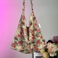 Borsa a tracolla capiente in tessuto con stampa floreale nei toni del rosso e rosa - Fiore Grande Rosa