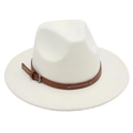 Détail d'un chapeau fedora blanc avec sangle en similicuir marron et boucle argentée - Blanc Crème (Deux Clous)