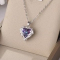 Elegante collana a cuore con cristallo viola e catena d'argento su supporto beige - Cristallo Viola Argento