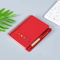 Spiralnotizbuch in Rot mit bunten Punkten und passendem braunem Stift auf grauem Tisch - Mit Kugelschreiber-Set / Rot