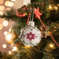 Palla di Natale in lino con fiore rosso e bottone appesa a un albero festivo - Palla di Natale