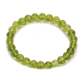 Bracelet distance 8mm en péridot vert avec perles en pierre naturelle sur fond blanc - Péridot Simulé