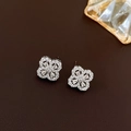 Detail von Kleeblatt-Ohrsteckern mit Zirkonia-Pavé und Mikro-Perlenkante - Kleeblatt-Form (2# Silberstift-Silber Zirkon Blume)