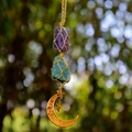 Dettaglio del ciondolo in cristallo fatto a mano con ametista e charm a forma di luna d'oro - Ametista + Avventurina Verde (Accessori Dorati)